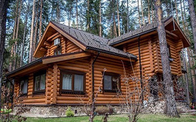 Деревянный дом из бревна или бруса